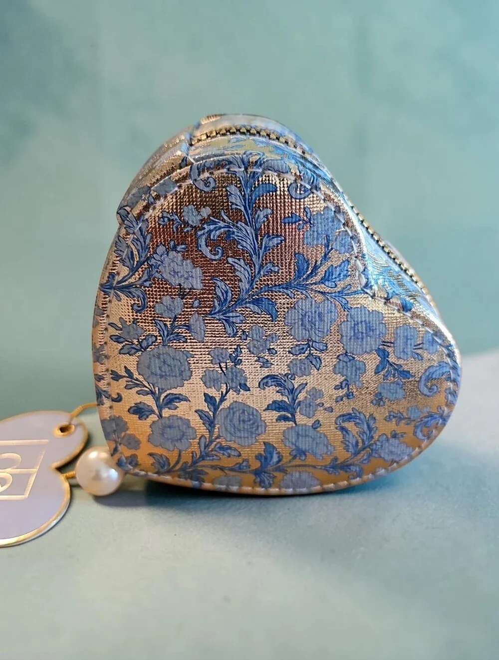 Sassified Boutique Nwt Heart-Shaped Blue Floral Jewelry Case - Elegant Accessory